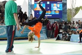BREAK DANCING