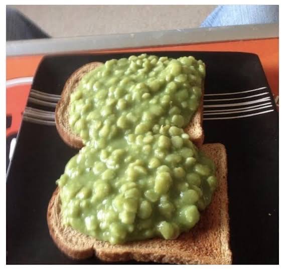 Pea cream with toast